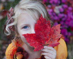 Fillette et feuille d'automne © Pixabay