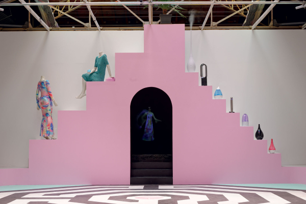 Shana Moulton, Vue de l’installation Every Angle is An Angel, Palais de Tokyo (2016). Courtesy de l’artiste & Galerie Crèvecoeur, Paris ; Galerie Gregor Staiger, Zurich. © Photo : Aurélien Mole